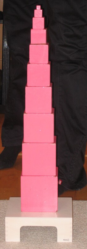 rosa Turm auf einem Sockel
