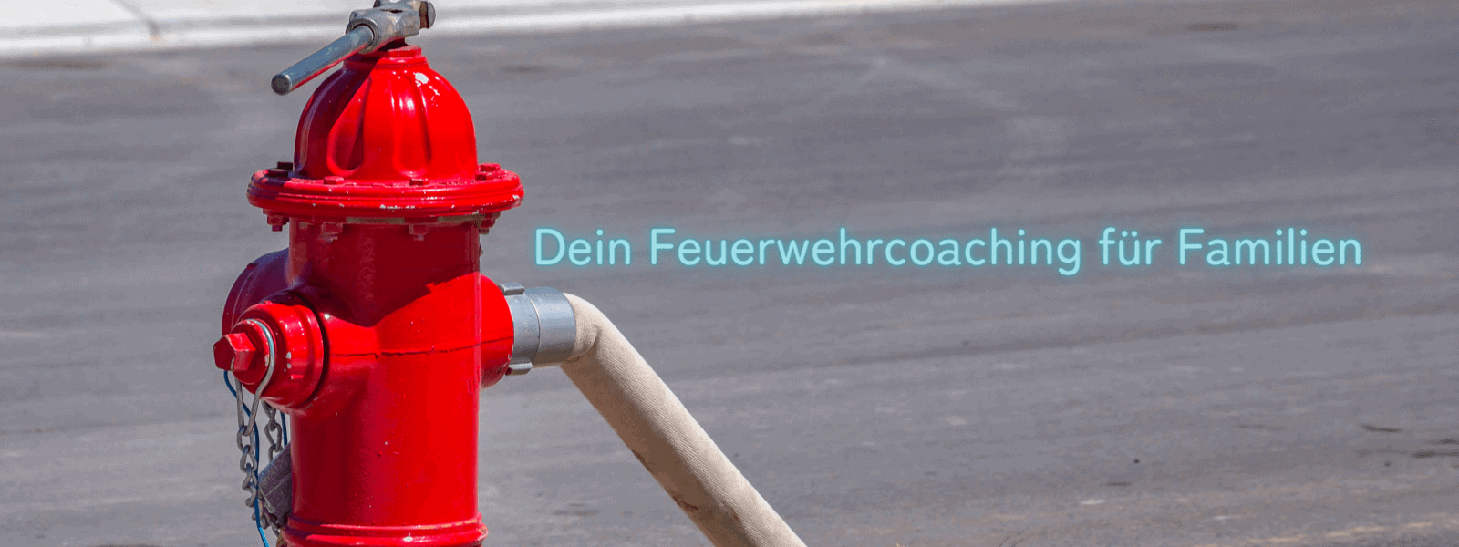 Feuerwehrcoaching für Familien, roter Hydrant mit angeschlossem Schlauch
